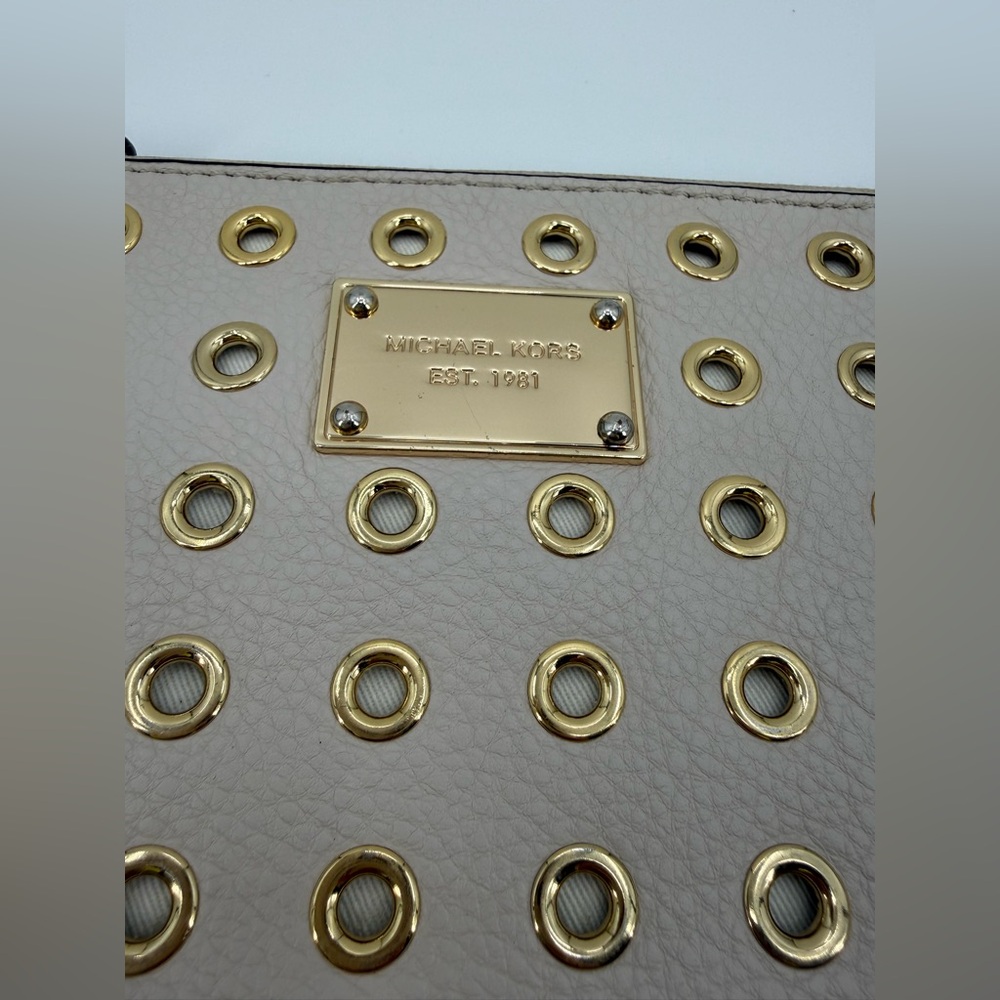 Michael Kors Studded Wristlet Clutch Beige Leather Gold Grommet Zip Pouch Wallet - Picture 6 of 16